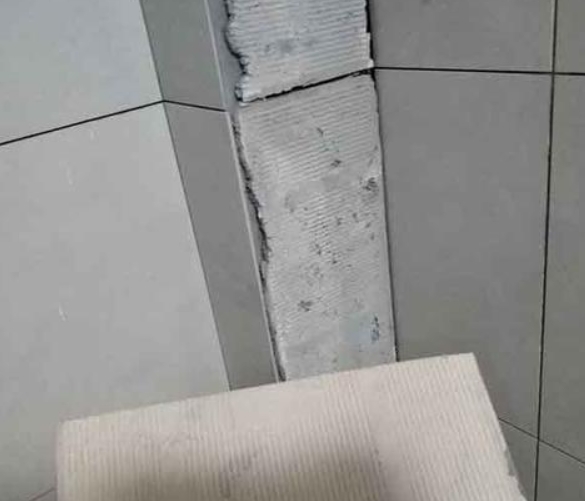 浦江瓷砖空鼓维修公司分享下厨房瓷砖脱落的补救措施。